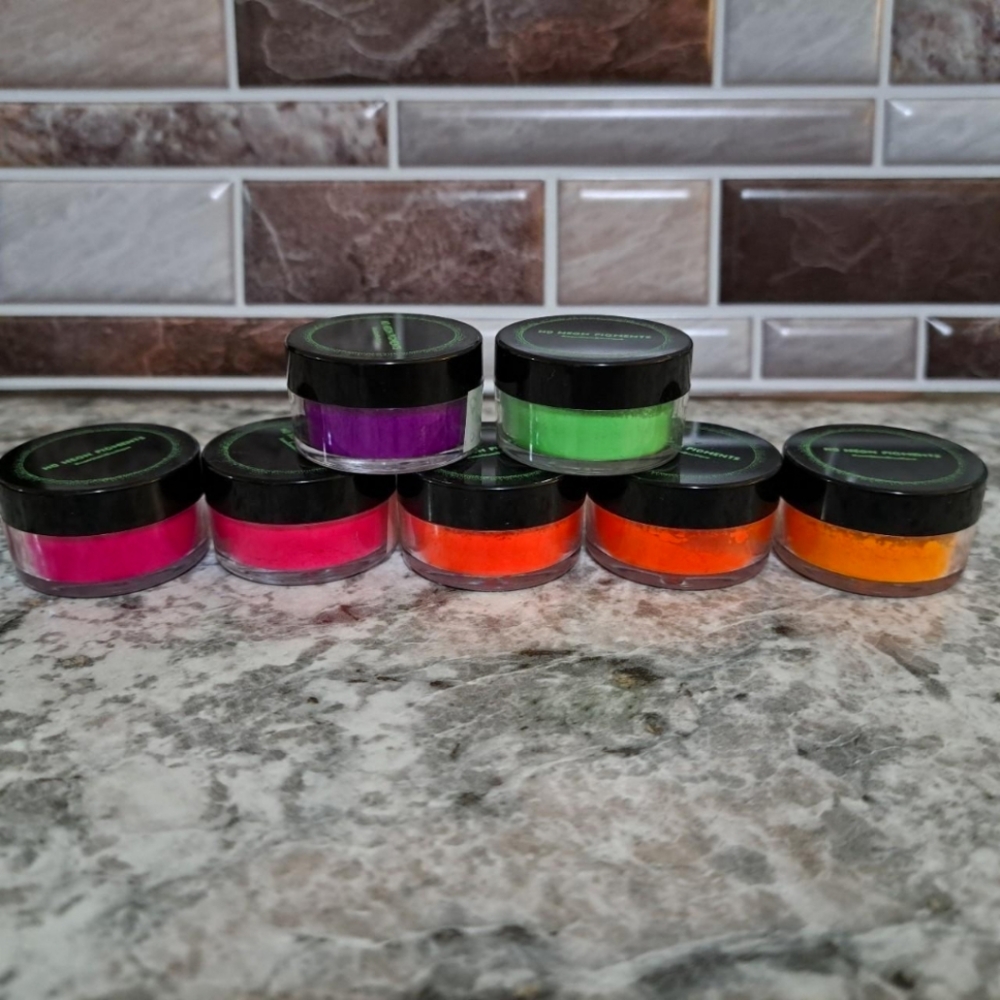 Neon pigmented eyeshadow